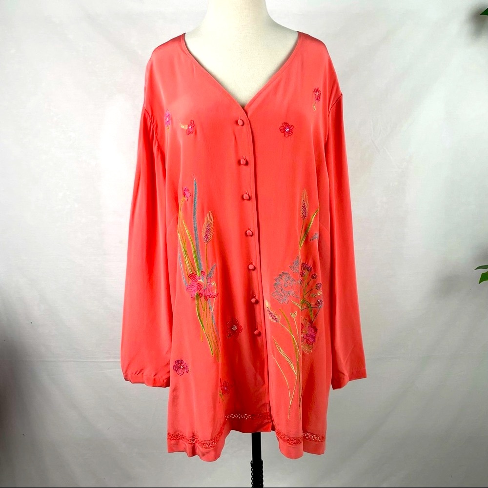 Beautiful Diane Von Furstenberg silk accents 2XL silk blouse. Amazing stitching